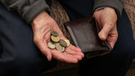 Dinero de un pensionista, euros, jubilados, un jubilado con dinero