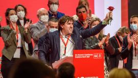 El nuevo Secretario General del PSE-EE, Eneko Andueza, saludan en el escenario este domingo en Bilbao durante la clausura del noveno congreso de los socialistas vascos.