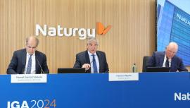 (I-D) El secretario general de Naturgy, Manuel García Cobaleda, el CEO de Naturgy, Francisco Reynés, y el notario Fernando de la Cámara