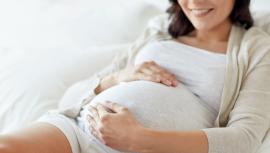 Una mujer embarazada, embarazo, maternidad, estética postparto
