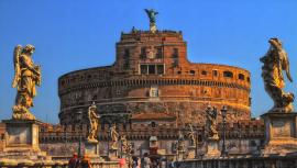 La ciudad es un museo al aire libre. No puedes dejar de visitar el Coliseo y el Panteón, tira una moneda en la Fontana di Trevi y comete un plato de pasta fresca. Si quieres ir de compras no te olvides de Campo de' Fiori o Via Veneto.