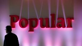 FILE PHOTO: A man stands next to the logo of Spains Banco Popular during the banks results presentation in Madrid FILE PHOTO: A man stands next to the logo of Spains Banco Popular during the ba (Foto de ARCHIVO) 05/6/2017