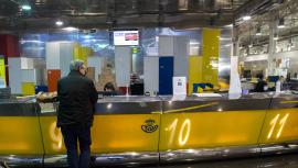 Un cliente es atendiendo en la Oficina de Correos de Cibeles, en Madrid, (España), a 16 de marzo de 2021