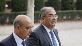El expresidente del Banco Popular Ángel Ron (d) y su abogado José Antonio Choclán (i) a su llegada a un juicio