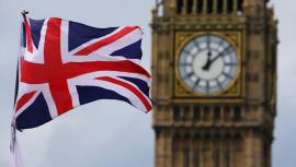 Big Ben con la bandera de Reino Unido