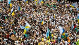 Miles de canarios se manifiestan para protestar contra el turismo de masas