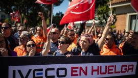 Empleados de la plantilla de Iveco-Pegaso protestan por una mejora de condiciones salariales y laborales