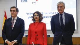 El presidente de la CEOE, Antonio Garamendi, la vicepresidenta primera, María Jesús Montero y el presidente de PWC, Gonzalo Sánchez