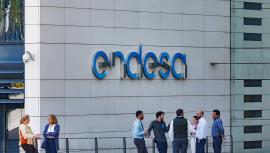 Trabajadores en la sede de Endesa, en Madrid.