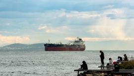 Interrumpido el tráfico marítimo en el Bósforo por la avería de un gran carguero
