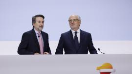 El presidente de Repsol, Antonio Brufau (d), y el consejero delegado, Josu Jon imaz, durante la junta general de accionistas de 2024.