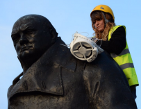 Máscaras antigás en monumentos de Londres contra la contaminación ambiental