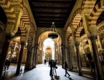 Vários turistas percorrem o interior da Mesquita-Catedral de Córdoba.  (EFE)