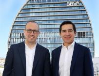 El presidente de BBVA, Carlos Torres, y el consejero delegado, Onur Genç, ante el edificio de La Vela en Madrid