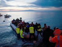 Rescate de refugiados y migrantes en una lancha en el mar Egeo
