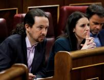Los líderes de Unidas Podemos, Pablo Iglesias e Irene Montero, escuchan el discurso del candidato a la Presidencia del Gobierno, Pedro Sánchez, hoy sábado en el Congreso de los Diputados durante la primera jornada de la sesión de investidura. EFE/Juan Ca
