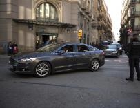 El coche oficial del presidente del Gobierno, Pedro Sánchez, escoltado por otros dos coches y un cordón de seguridad en Barcelona