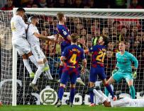 El jugador Real Madrid, Benzemà, intenta el remate ante la portería de Stegen, del Barcelona,durante el encuentro correspondiente a la Liga jugado esta noche en el Camp Nou.