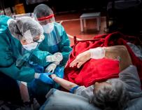 Personal sanitario del hospital de Aranda de Duero realizan un test atienden a un paciente enfermo de Covid-19.