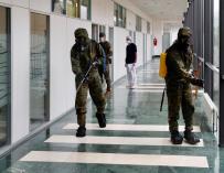 Militares de la Operación Balmis desinfectando un hospital