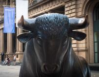 El toro, símbolo alcista, a las puertas de la Bolsa de Fráncfort.