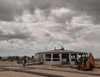 Los trabajos de acondicionamiento en la playa de Los Bateles de Conil aceleran su intensidad.