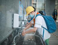 Un estudiante lavándose las manos en China por el coronavirus