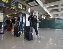 Viajeros procedentes de Alemania llegan al Aeropuerto de Palma de Mallorca.