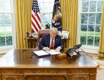 Donald Trump 25 March 2020, US, Washington: US President Donald Trump signs the Supporting Older Americans Act of 2020, in the Oval Office of the White House. Photo: Shealah Craighead/Planet Pix via ZUMA Wire/dpa (Foto de ARCHIVO) 25/3/2020 ONLY FOR USE IN SPAIN