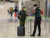 Un pasajero muestra la documentación en la d T4 del aeropuerto Madrid Barajas