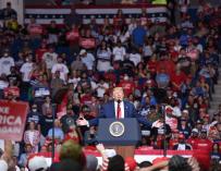 Tulsa (United States), 20/06/2020.- US President Donald J. Trump speaks during a rally inside the Bank of Oklahoma Center in Tulsa, Oklahoma, USA, 20 June 2020. The campaign rally is the first since the COVID-19 pandemic locked most of the country down in March 2020. (Elecciones, Estados Unidos) EFE/EPA/ALBERT HALIM