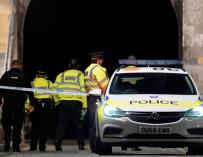 Reading (United Kingdom), 21/06/2020.- Police gather at a cordon close to the scene where reports state that three people were stabbed in Forbury Gardens, Reading, Britain, 21 June 2020. (Reino Unido) EFE/EPA/WILL OLIVER