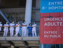 Varios sanitarios observan desde una pasarela en plena crisis del coronavirus en un hospital catalán.