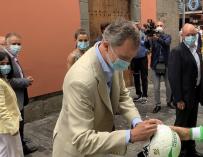 El Rey firma un balón en Canarias: "No tengo por costumbre hacerlo en uno"
