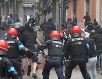 Agentes de la Ertzaintza cargan contra un grupo de radicales que intentan boicotear un mitin del presidente de Vox, Santiago Abascal