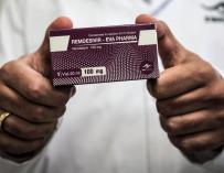 29 June 2020, Egypt, Giza: An employee of Egyptian pharmaceutical company Eva Pharma holds a pack containing vials of Remdesivir, a broad-spectrum antiviral medication approved as a specific treatment for COVID-19, at the company's factory, which started producing the drug this week with a production capacity of up to 1.5 million doses per month. Photo: Fadel Dawood/dpa ONLY FOR USE IN SPAIN 29 June 2020, Egypt, Giza: An employee of Egyptian pharmaceutical company Eva Pharma holds a pack containing vials of Remdesivir, a broad-spectrum antiviral medication approved as a specific treatment for COVID-19, at the company's factory, which started producing the drug this week with a production capacity of up to 1.5 million doses per month. Photo: Fadel Dawood/dpa 29/6/2020 ONLY FOR USE IN SPAIN