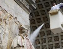 Un operario limpia una estatua de George Washington, quien siempre defendió el papel clave de España para la independencia.