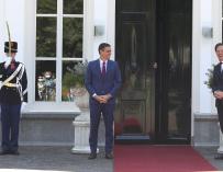 Sánchez pincha en Holanda y reclama ayuda a Merkel para doblegar a los 'frugal four'