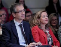El gobernador del Banco de España, Pablo Hernández de Cos y la ministra de Economía en funciones, Nadia Calviño, durante el coloquio con motivo del Día de la Educación Financiera, en Madrid (España), a 7 de octubre de 2019.