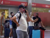 Un turista británico espera su vuelo antes de regresar al Reino Unido tras la decisión de imponer una cuarentena a quien regrese de España