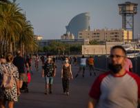 Imagen de ciudadanos paseando por Barcelona