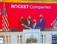 El fundador y presidente Dan Gilbert, el CEO Jay Farner y otros ejecutivos de Rocket Companies tocaron la campana de apertura en la Bolsa de Nueva York