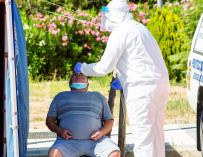 Un sanitario efectúa una prueba PCR a un hombre en Aranda de Duero.