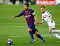 Leo Messi se marcha de un jugador del Nápoles en la vuelta de octavos de la Champions.