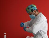 Un enfermero de urgencias del 061 se prepara para realizar los test PCR en la sede del 061 en Zaragoza. - coronavirus