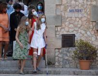 La Infanta Sofía aparece con muletas en su visita en Mallorca junto a la princesa Leonor