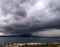 Nubes de tormenta este miércoles por la tarde en la Bahía de Santander. La Agencia Estatal de Meteorología (Aemet)