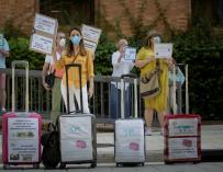 Varios trabajadores de agencias de viajes protestan por su situación y la falta de ayudas públicas.