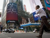 Imagen de una calle de Nueva York con el anuncio de Nasdaq.