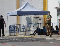 Un migrante fallecido y tres guardias civiles heridos en un nuevo salto a la valla de Melilla